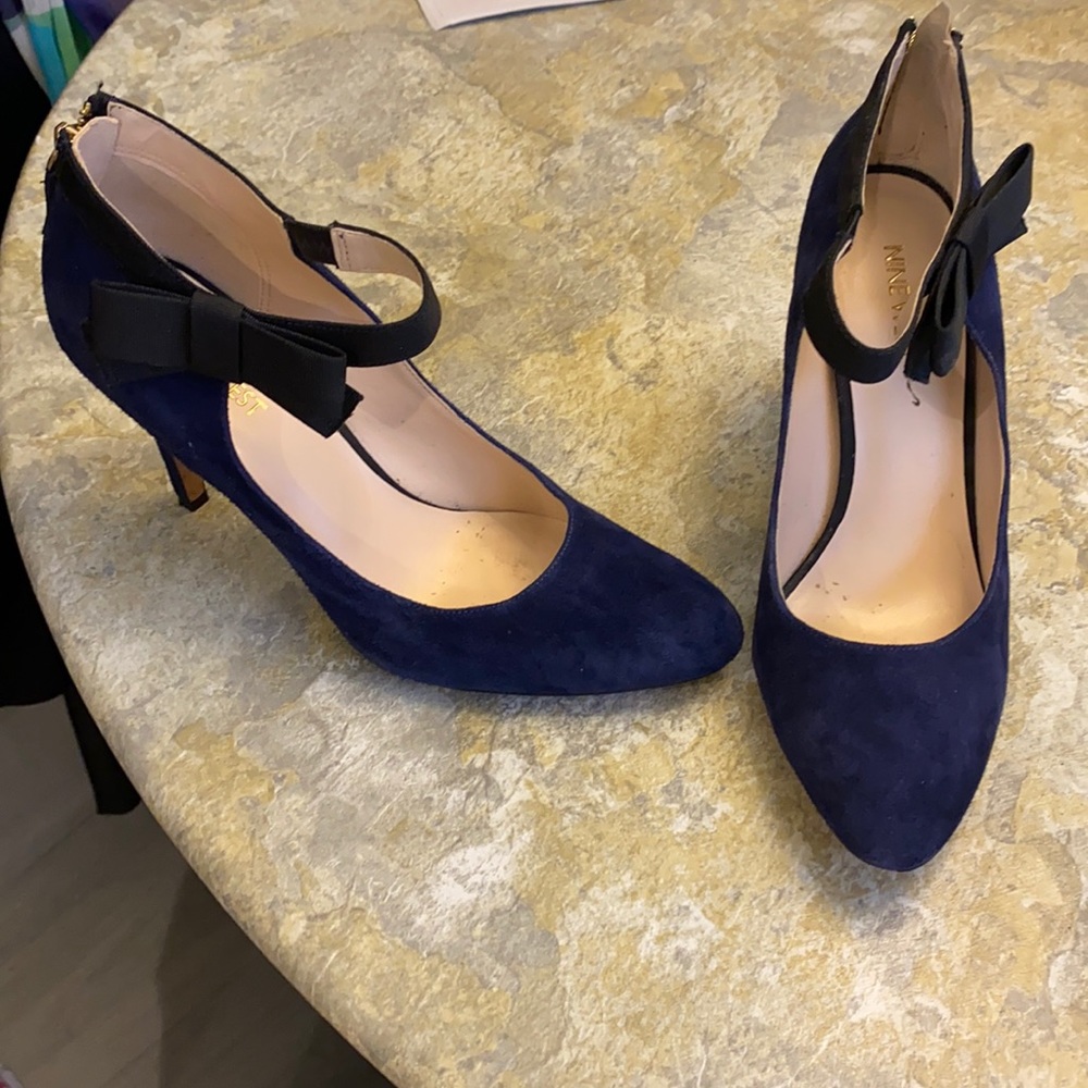 Gently loved Size 8 navy suede Nine West 3” heels
